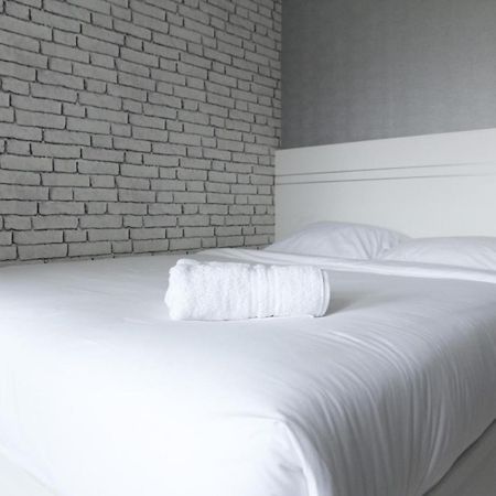 Modern And Comfortable Studio Apartment Springlake Summarecon Near Summarecon By Travelio Bekasi Extérieur photo